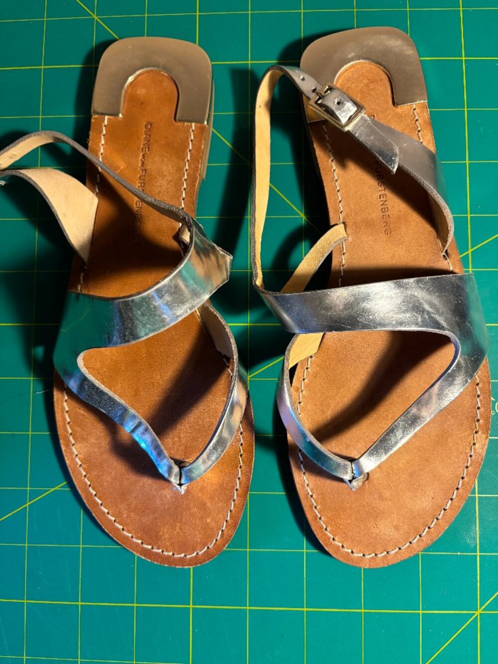 Diane Von Furstenberg Silver Sandals Flat Leather Slingback Thong 6.5 fits 6 EUC
